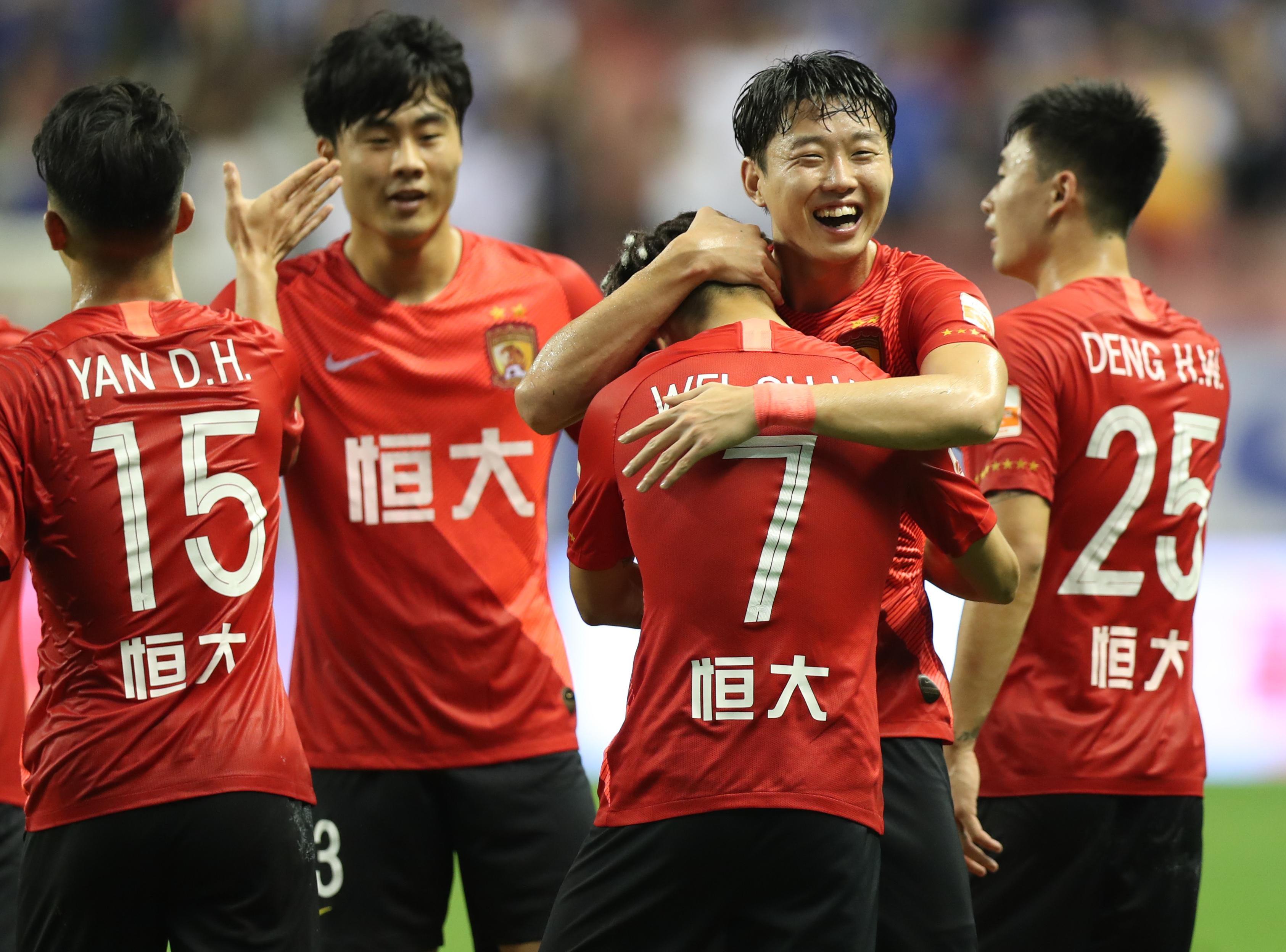 皮衣配圣诞帽！意大利Coser演绎《鬼泣5》圣诞但丁