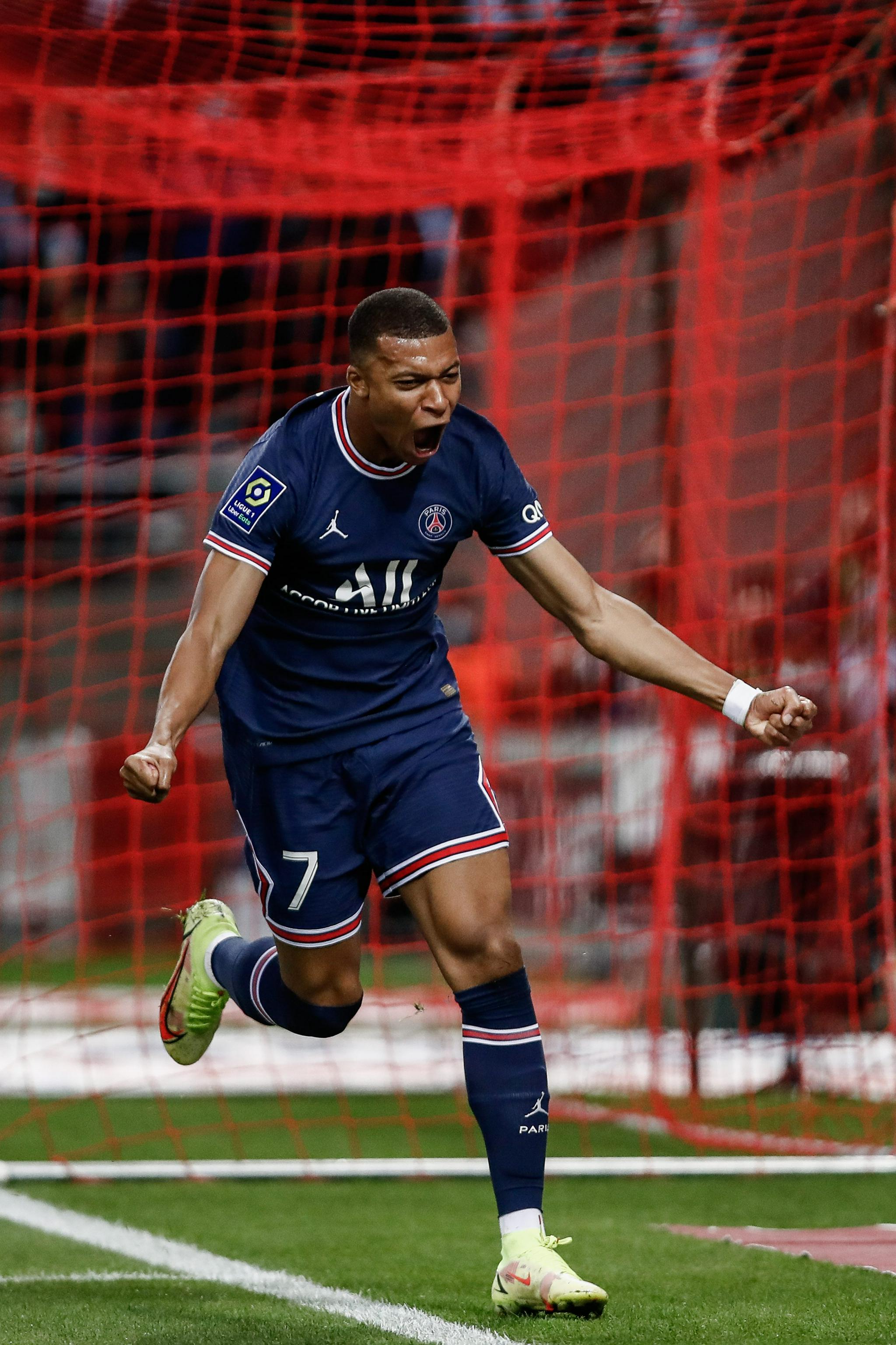 欧冠球员表现评析：C罗连续进球,（欧冠球员状态观察：C罗连场建功）