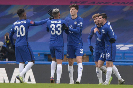 巴黎人报：一极端球迷组织庆祝成立20周年，在埃菲尔铁塔大放焰火（《巴黎人报》：极端球迷组织庆祝成立20周年，在埃菲尔铁塔燃放烟花）