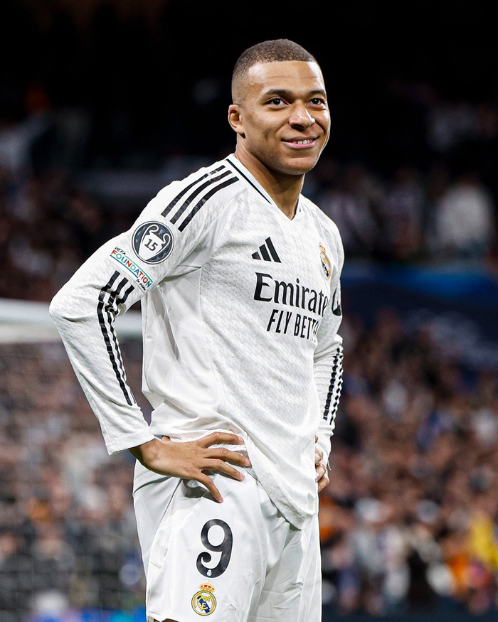 血性！韩国队球员挑衅拜合拉木，王博豪为队友出头撞倒挑事者（硬气！韩国队员挑衅拜合拉木，王博豪挺身而出撞倒挑衅者）