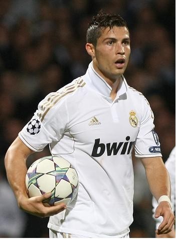 替补球员凯恩梅开三度 拜仁5‑0血洗斯图加特（凯恩替补戴帽，拜仁5-0大胜斯图加特）