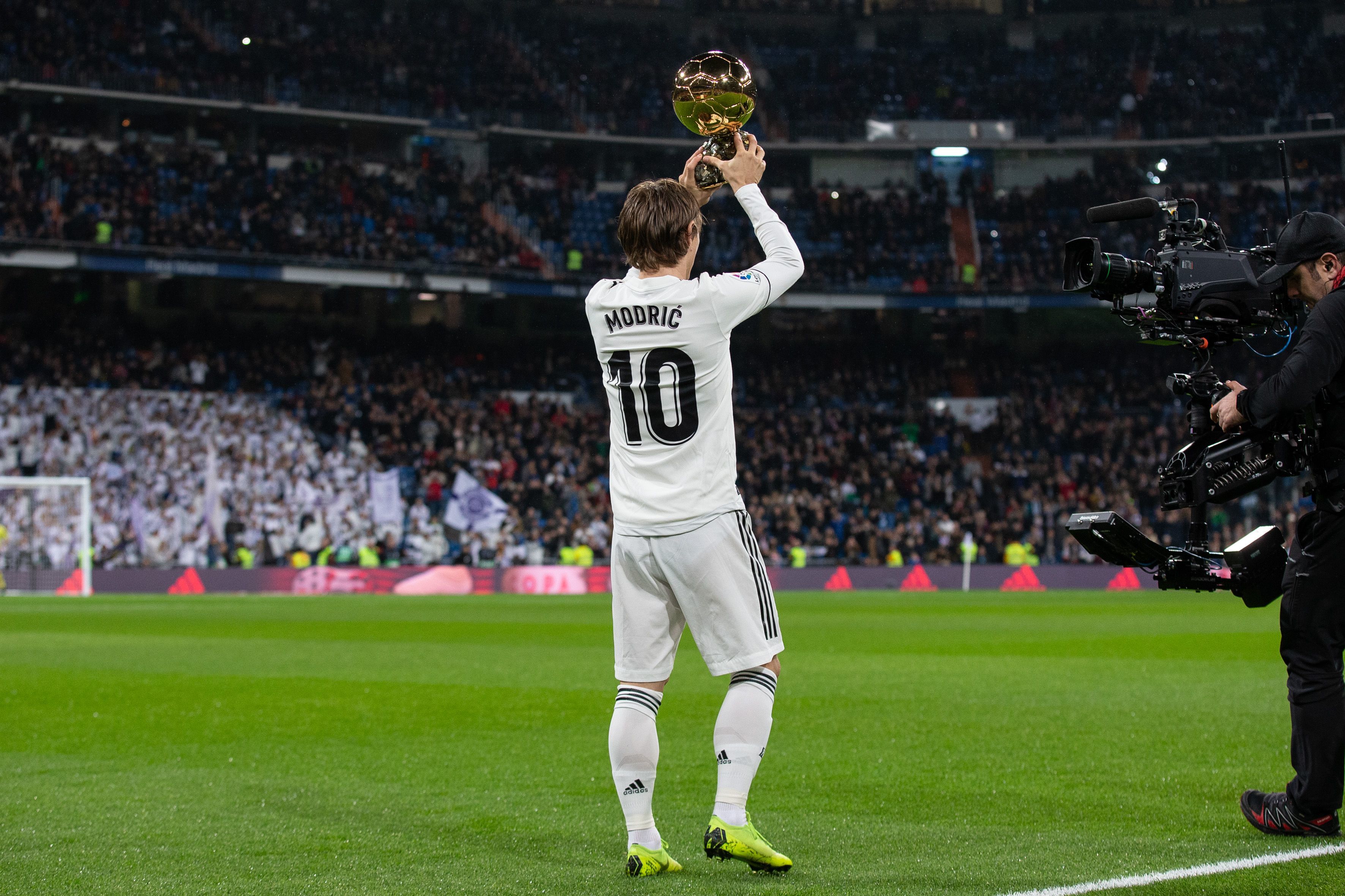 NBA球员交易动态及球队影响（NBA球员交易动向与球队连锁反应）