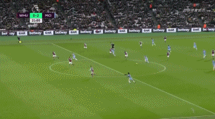 足协杯赛前举办垫场赛，张凌峰等四名成年球员对阵五十名小球员（足协杯赛前上演垫场表演赛：张凌峰领衔四名成年球员对阵50名小球员）